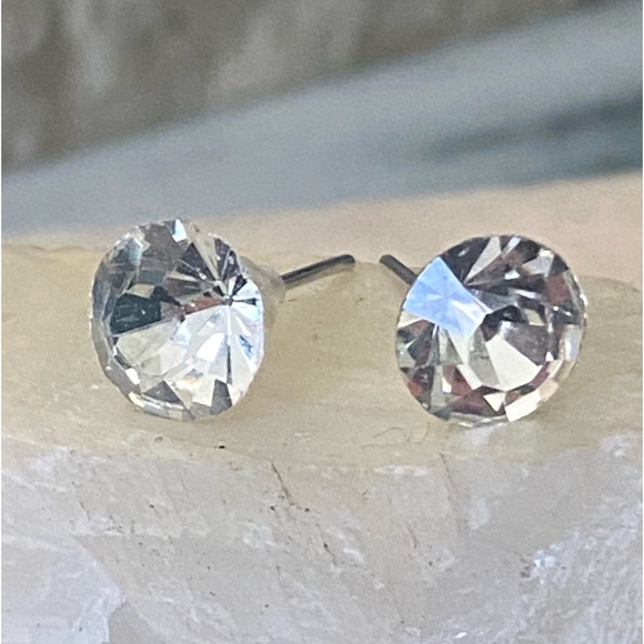 SALE  2 FOR $10 NWOT DIAMOND LOOK SUMMER FASHION POST EARRINGS RUBBER BACKS - Picture 1 of 4